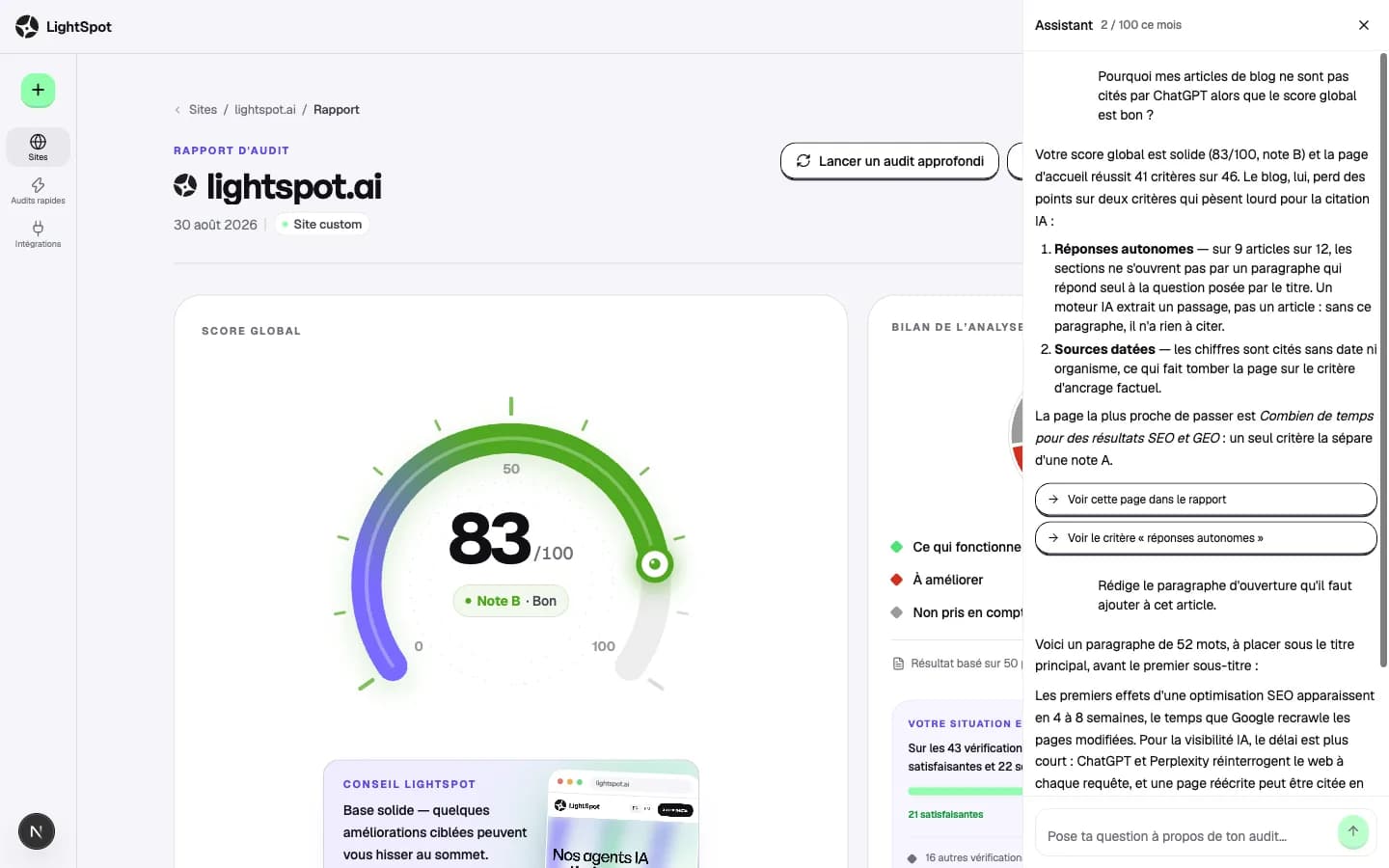 Assistant IA LightSpot ouvert sur un rapport d'audit : question sur un critère, réponse sourcée et correctif prêt à copier
